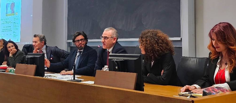 “Inganni e potere”: il saggio sul gaslighting al Dipartimento di Scienze politiche della “Vanvitelli” 